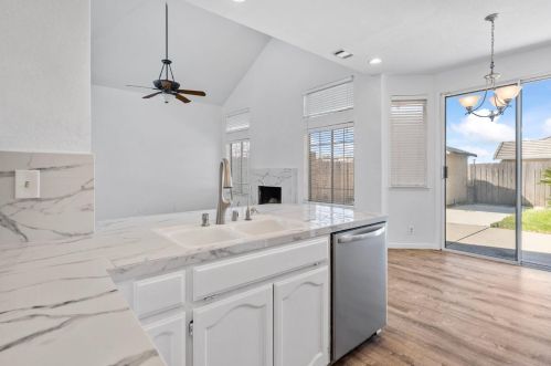 1285 Burgundy Ln, Manteca CA  95337-6874 exterior