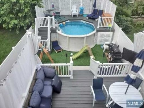 95 43rd St, Bayonne, NJ 07002-4805