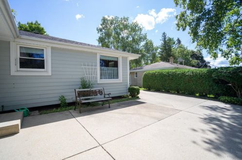 7216 Dorchester Ln, Greendale, WI 53129-2218