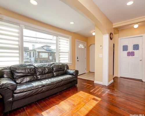 191 Elm Rd, Far Rockaway, NY 11096-1713