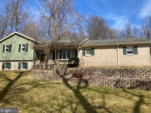 2323 Laurel Top Cir, Beartown, PA 17555-9739