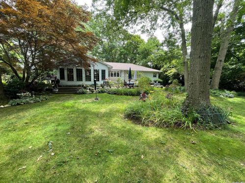 81 Fischer Ave, Islip Terrace, NY 11752-2332