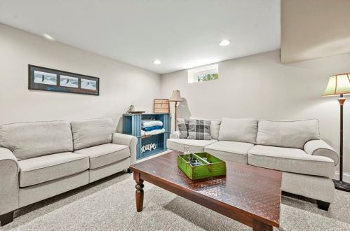 8 Heath Rd, Fishkill NY 12524-2024 exterior