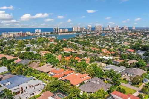 660 Riviera Dr, Naples, FL 34103-4131