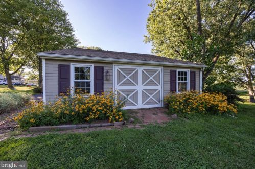 871 Chester Dr, Pottstown PA 19465-7518 exterior