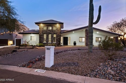 1439 Echo Ln, Phoenix AZ  85020-3831 exterior