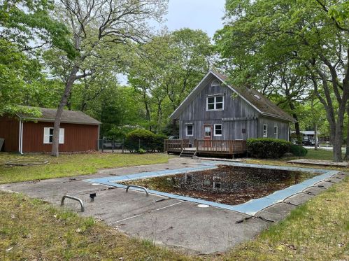 2 Deerfeed Path, East Quogue, NY 11942-4631