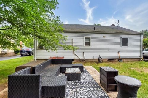 45 Sherwood Cir, Manchester, CT 06042-3124