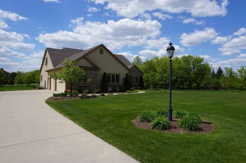 923 Burr Oak Ln, Oconomowoc, WI 53066-8661