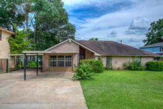 10856 Circle Dr, Panorama Village, TX 77318