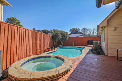 302 Pecos Trl, Irving TX 75063-4543 exterior