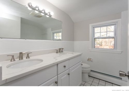 24 Hotchkiss Rd, Farmington CT  06032-2810 exterior