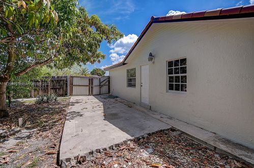 5730 199 St, Hialeah FL  33015-4933 exterior