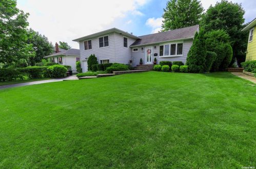 4016 Anne Dr, Seaford NY  11783-1712 exterior