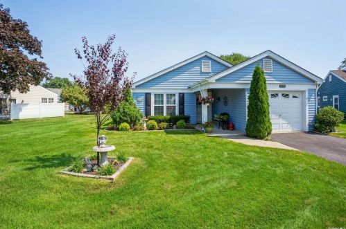574 Wintergreen Ct, Panamoka, NY 11961-2031