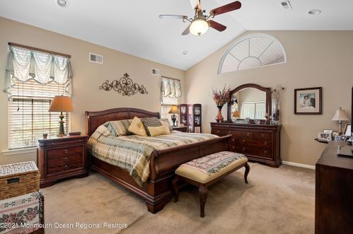 512 Bennington Ln, Lakewood, NJ 08701-5795
