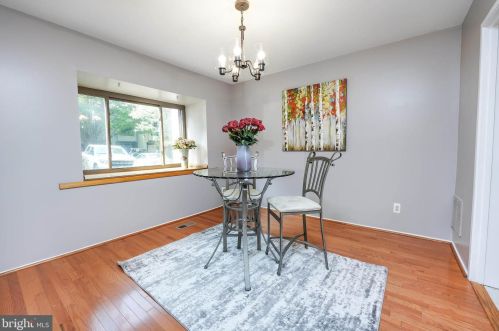 1532 Park Glen Ct, Herndon, VA 20190-4912