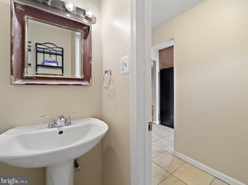 2356 Horseferry Ct, Herndon VA 20191-2733 exterior