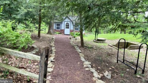 5693 Kernsville Rd, Orefield PA  18069-2226 exterior
