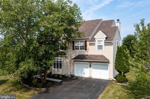 5027 Woodgate Ln, Collegeville, PA 19426-3365