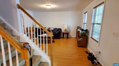 801 Jefferson Dr, Bybee, VA 22963-3243