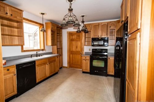 36 Perkins Ave, Norwich, CT 06360-3642