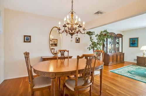 5 Enfield Ln, San Remo NY  11754-4028 exterior