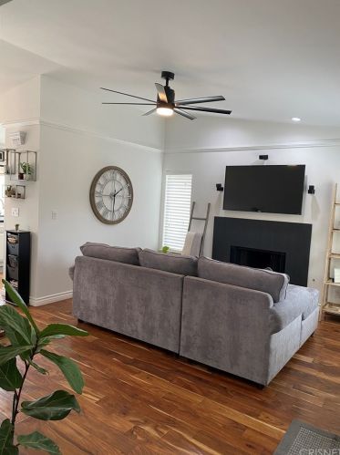 25740 Leticia Dr, Santa Clarita, CA 91355-2263