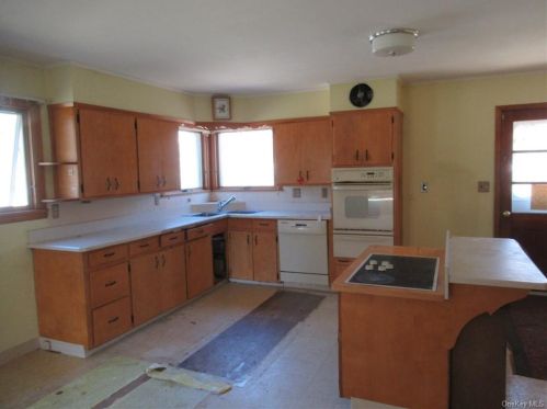 96 Wood St, Mahopac, NY 10541-4904