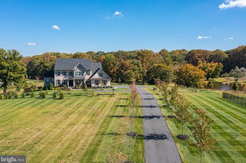 10244 Forest Lake Dr, Great Falls VA  22066-3609 exterior