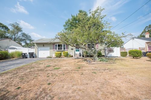 1024 Thompson Dr, Bayshore, NY 11706-6210