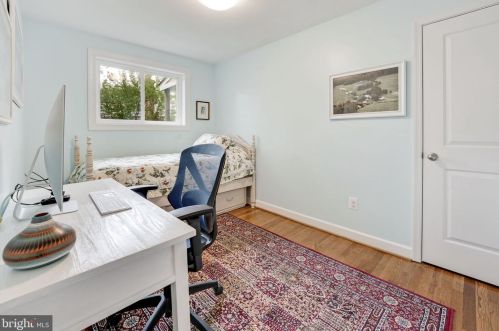 6917 Kingwood Dr, Falls Church VA  22042-3809 exterior