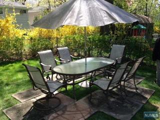 32 Grand Ave, Waldwick NJ  07463-1904 exterior