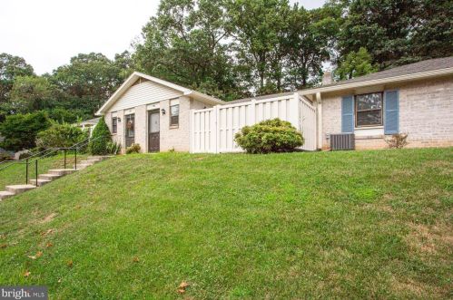 393 Valleybrook Dr, Lancaster, PA 17601-4640
