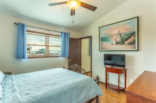 765 Gulf Bch Dr, Saint George Island FL  32328-3112 exterior