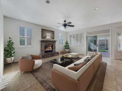 2045 Zoe Ln, Manteca, CA 95336-7035
