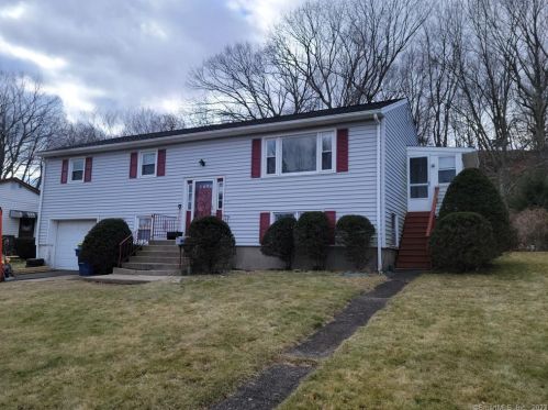 118 Blueberry Hill Rd, Waterbury, CT 06704-2101