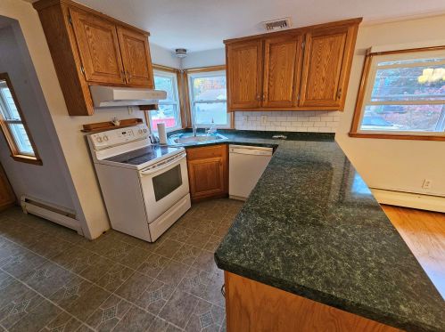 6 Gln Denin Dr, Salem NH  03079-2302 exterior