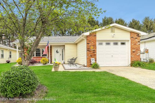105 Lauren Ln, Bricktown, NJ 08723-7840