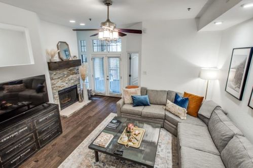 3235 Cole Ave, Dallas, TX 75204-1316