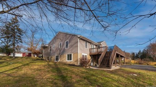 8 Meadow Ave, Cornwall Hud, NY 12520-1414