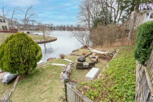 170 Rainbow Trl, Parsippany NJ  07834-3214 exterior