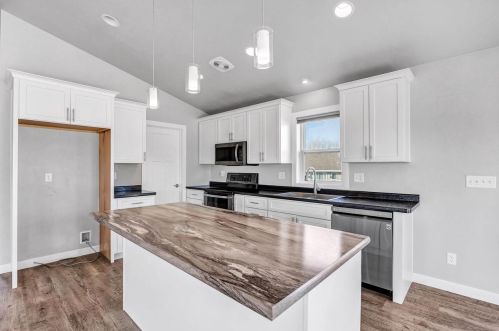 2038 Chloe Ct, Menasha, WI 54952-8941