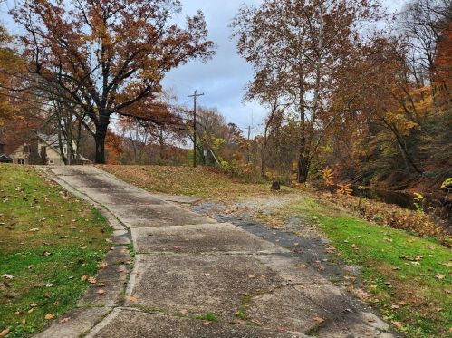 1531 Butler Plank Rd, Glenshaw, PA 15116-2317
