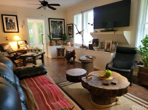 2 Metuchen Ave, Woodbridge NJ  07095-1923 exterior