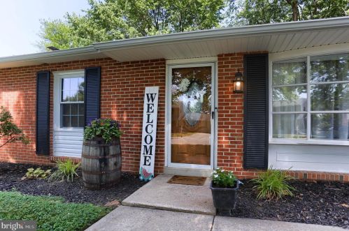 74 Crosswind Dr, Shrewsbury, PA 17361-1836