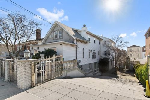 3182 Spencer Dr, Bronx, NY 10465-1255