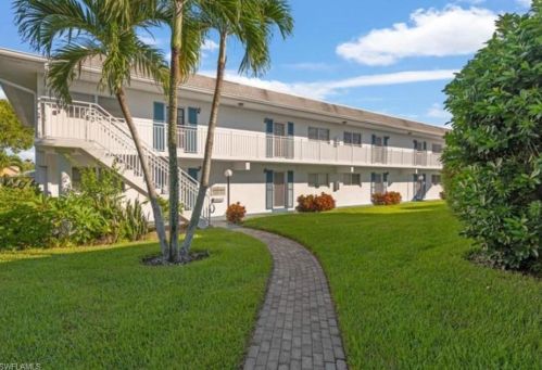 750 Mooring Line Dr, Naples FL 34102-4770 exterior