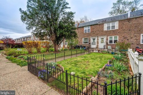 330 Spruce St, Manor, PA 19036-1021
