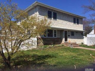 1 Clove Ln, Hicksville, NY 11801-5651